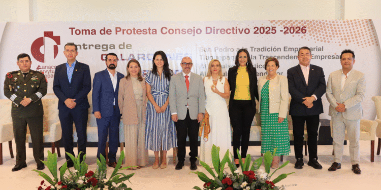 Asiste Laura Imelda a la Toma de Protesta del Consejo Directivo de CANACO Tlaquepaque