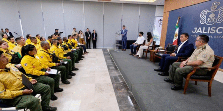 Reconoce Pablo Lemus, Gobernador de Jalisco, entrega y compromiso ejemplar de combatientes forestales del estado