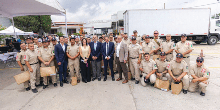 Isuzu reconoce a bomberos de Zapopan por su heroica labor 