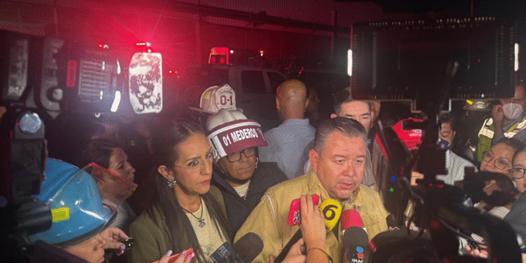 Gobierno de Tlaquepaque acude y apoya en incendio en una fabrica de Guadalajara