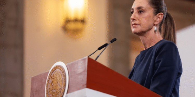 Presidenta firma acuerdo con 22 grupos empresariales para aumentar los productos Hechos en México en tiendas