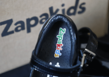 Gobierno de Zapopan entrega calzado a niñas y niños de La Martinica