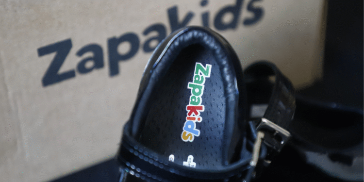 Gobierno de Zapopan entrega calzado a niñas y niños de La Martinica