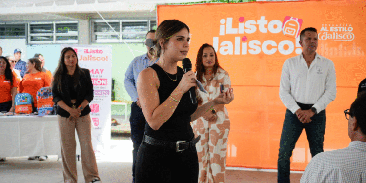 Entregan útiles y uniformes del programa ¡Listo Jalisco! en Jamay y Poncitlán 