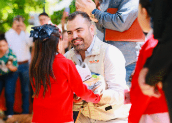 Gerardo Quirino entrega paquetes escolares a estudiantes de la primaria Eduardo Ocaranza
