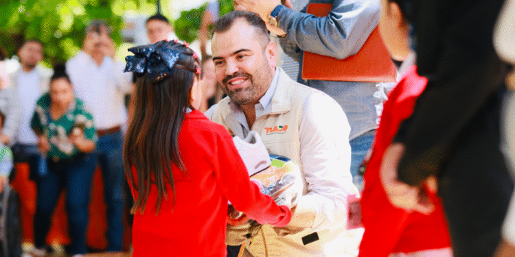 Gerardo Quirino entrega paquetes escolares a estudiantes de la primaria Eduardo Ocaranza