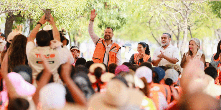 Macrobrigada transforma la avenida Adolf B. Horn con trabajo comunitario