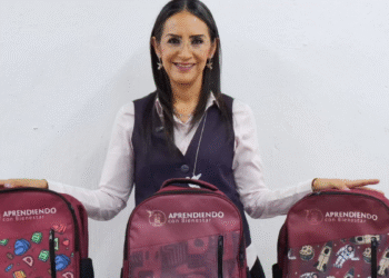 Inicia Laura Imelda entrega de mochilas con útiles