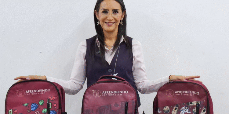 Inicia Laura Imelda entrega de mochilas con útiles