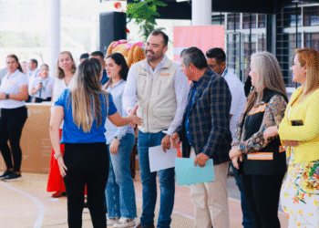 Gerardo Quirino impulsa la tecnología en la educación y entrega pantallas inteligentes