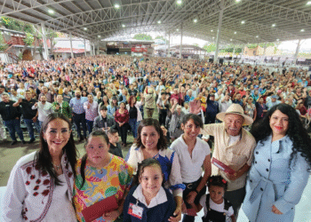 Entregan en Tlaquepaque tarjetas del bienestar y mochilas con útiles