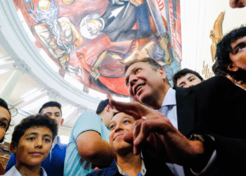 Abandera Pablo Lemus, Gobernador de Jalisco, a estudiantes que participarán en competencia internacional de matemáticas en Singapur