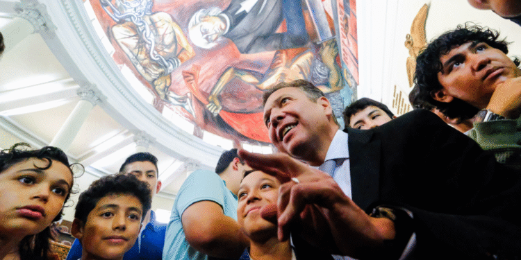 Abandera Pablo Lemus, Gobernador de Jalisco, a estudiantes que participarán en competencia internacional de matemáticas en Singapur