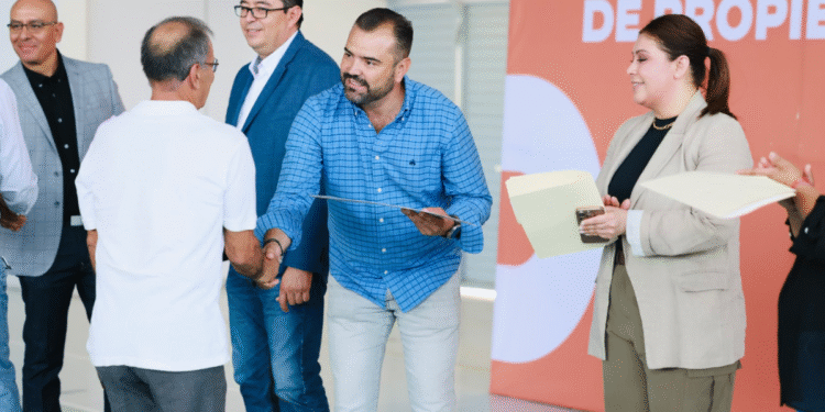 Gerardo Quirino entrega títulos de propiedad y da certeza jurídica a más de 250 familias de Tlajomulco