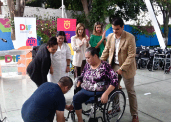 Gobierno de Zapopan y Oxxo entregan artículos ortopédicos a personas en situación de vulnerabilidad