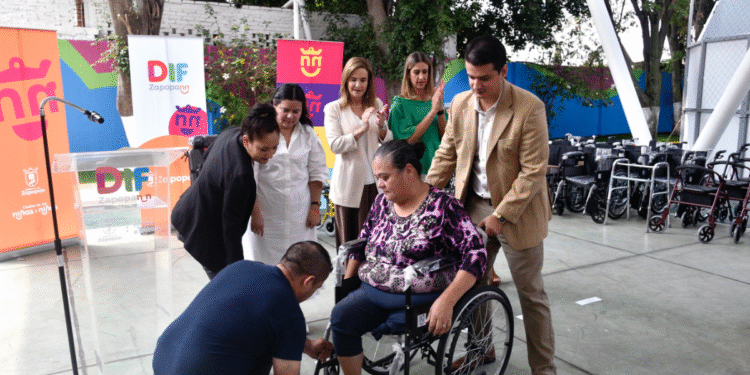 Gobierno de Zapopan y Oxxo entregan artículos ortopédicos a personas en situación de vulnerabilidad