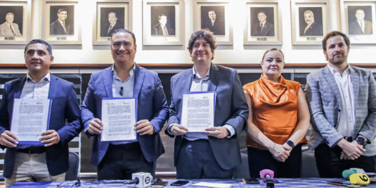 Fortalecen política energética estatal con alianza entre la AEEJ y APIEJ
