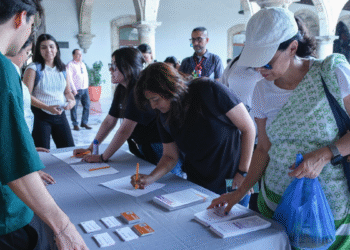 Entrega Gobierno de Jalisco actas de doble nacionalidad a estudiantes y docentes de California