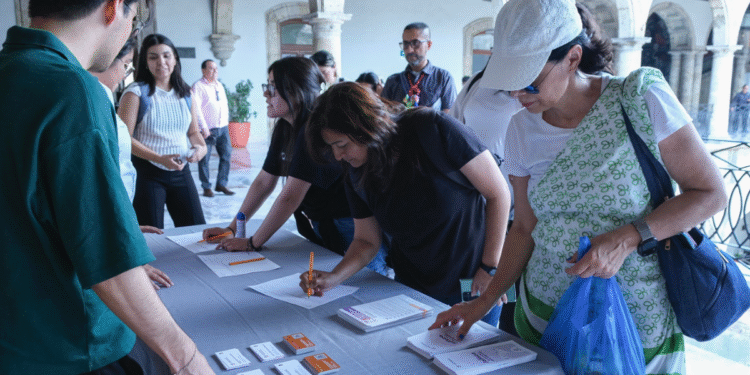 Entrega Gobierno de Jalisco actas de doble nacionalidad a estudiantes y docentes de California