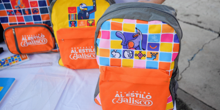 Avanza entrega de paquetes escolares del programa ¡Listo Jalisco! en la región Ciénega