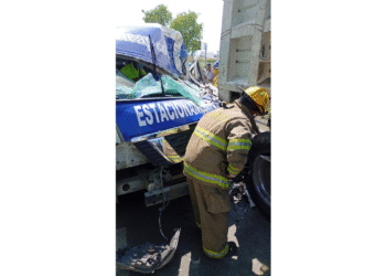Rescataron bomberos de Tlajomulco a un hombre prensado por choque en Carretera a Chapala