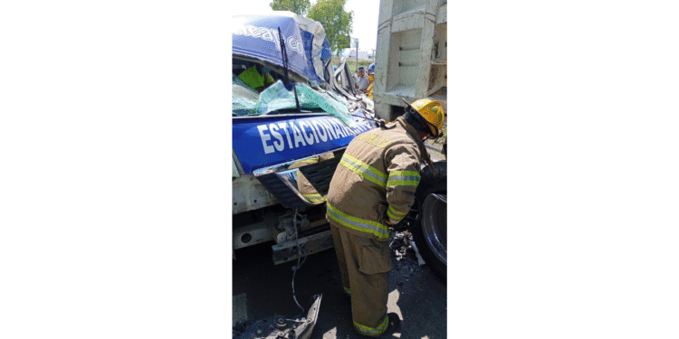 Rescataron bomberos de Tlajomulco a un hombre prensado por choque en Carretera a Chapala