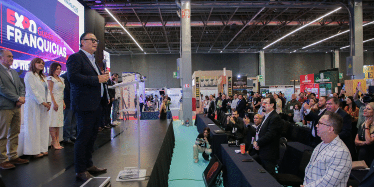 Firma Secretaría de Desarrollo Energético Sustentable (SEDES) convenio para la eficiencia energética con Asociación de Franquicias 