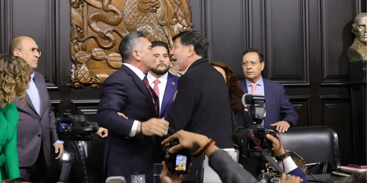 Tensión en el Senado: empujones y confrontación tras el Himno Nacional