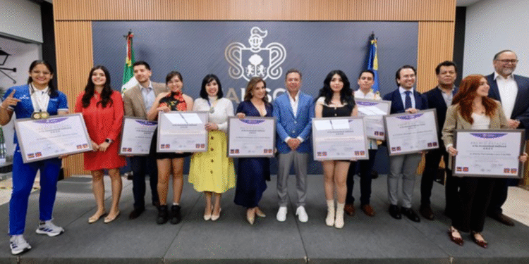 Encabeza Pablo Lemus, Gobernador del Estado, la entrega del Premio Estatal de la Juventud 2025