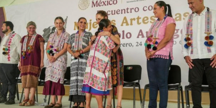 Presidenta Claudia Sheinbaum entrega Créditos a la Palabra a mujeres artesanas de Amuzgo