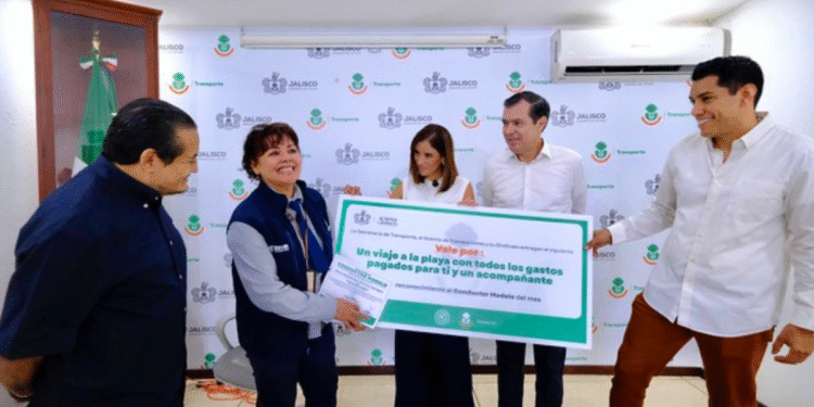 Reconocen a María Guadalupe Álvarez Gallegos como Conductora Modelo de junio