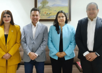 Acude Pablo Lemus Navarro, Gobernador de Jalisco, a Cuarto Informe de Gobierno de Gustavo Robles, Presidente Municipal de Autlán de Navarro 