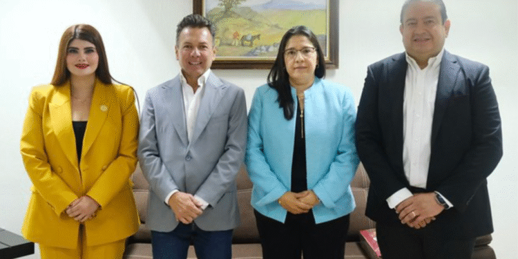Acude Pablo Lemus Navarro, Gobernador de Jalisco, a Cuarto Informe de Gobierno de Gustavo Robles, Presidente Municipal de Autlán de Navarro 