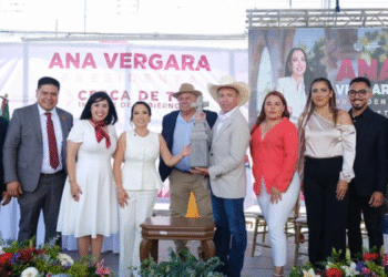Acompaña Pablo Lemus Navarro, Gobernador de Jalisco, a Ana Vergara Ángel, Presidenta Municipal de Juanacatlán, en la presentación de su Primer Informe de Gobierno