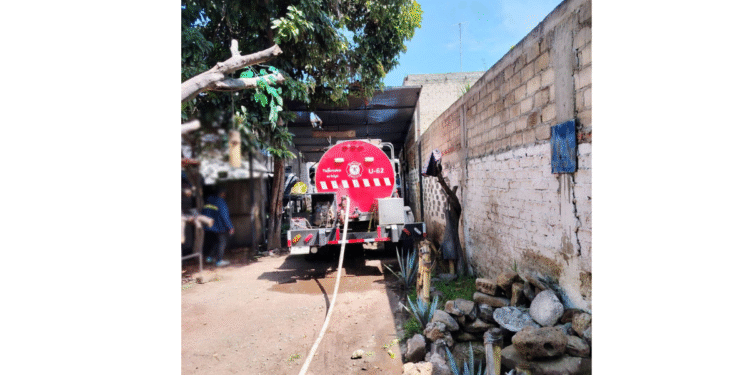 Bomberos de Tlajomulco sofocaron incendio en casa habitación en Santa Cruz de Las Flores