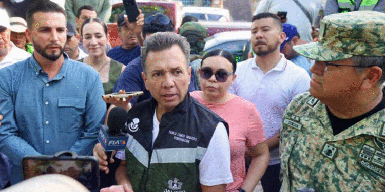 Acude Pablo Lemus Navarro, Gobernador del Estado, a supervisión de trabajos en colonias afectadas de Puerto Vallarta