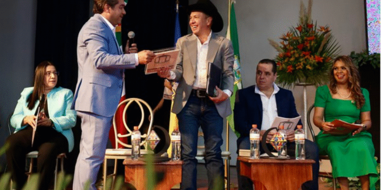 Acompaña Pablo Lemus, Gobernador de Jalisco, a Milton Cárdenas Osorio en el Cuarto Informe de Gobierno al frente de El Grullo