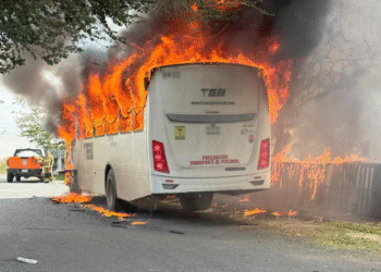 Sofocan bomberos de Tlajomulco incendio en autobús en Villa Fontana Aqua