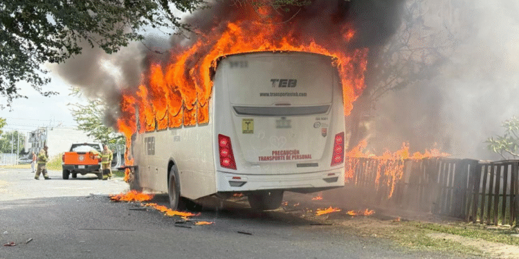Sofocan bomberos de Tlajomulco incendio en autobús en Villa Fontana Aqua