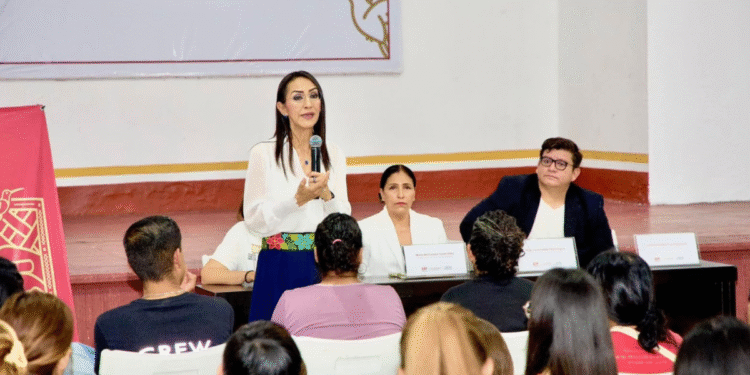 Laura Imelda entrega apoyos económicos a madres buscadoras