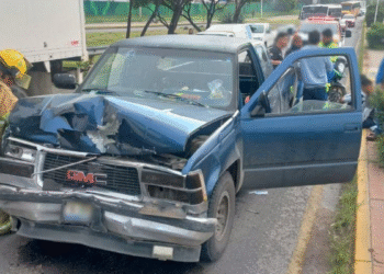 Bomberos y paramédicos de Tlajomulco atendieron choque en Las Cuatas
