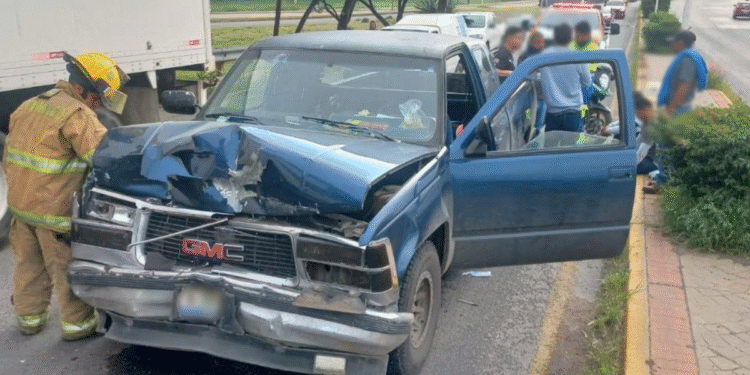 Bomberos y paramédicos de Tlajomulco atendieron choque en Las Cuatas