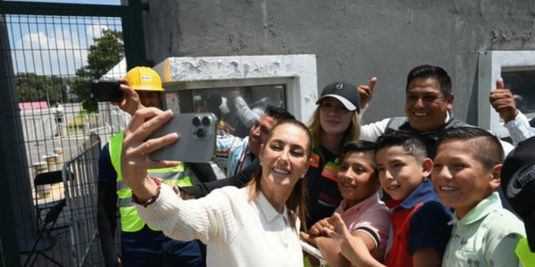 En Edomex, Presidenta Claudia Sheinbaum da banderazo de salida a nuevos trenes de repavimentación