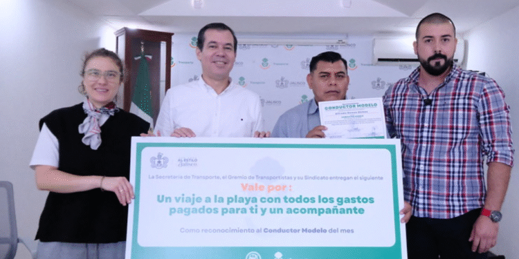 Reconocen a Alfredo Gómez Gómez como Conductor Modelo de julio