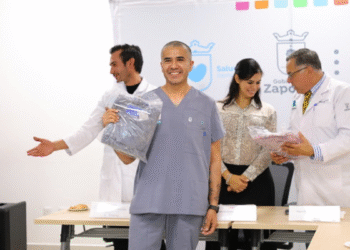 Zapopan fortalece la atención médica con el programa Hospitalito Te Une y la entrega de uniformes a personal de salud