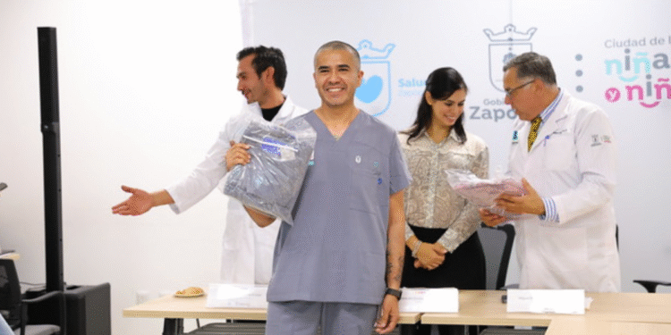 Zapopan fortalece la atención médica con el programa Hospitalito Te Une y la entrega de uniformes a personal de salud