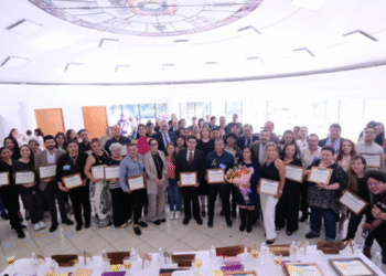 Reconoce Subsecretaría de Derechos Humanos a joven con discapacidad múltiple por concluir la carrera en Medicina