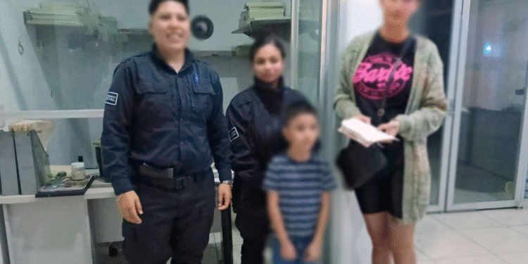 Policías de Tlajomulco ayudaron a un niño de 5 años extraviado a volver a casa