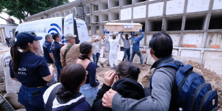 Brinda IJCF inhumación digna a 20 personas fallecidas identificadas