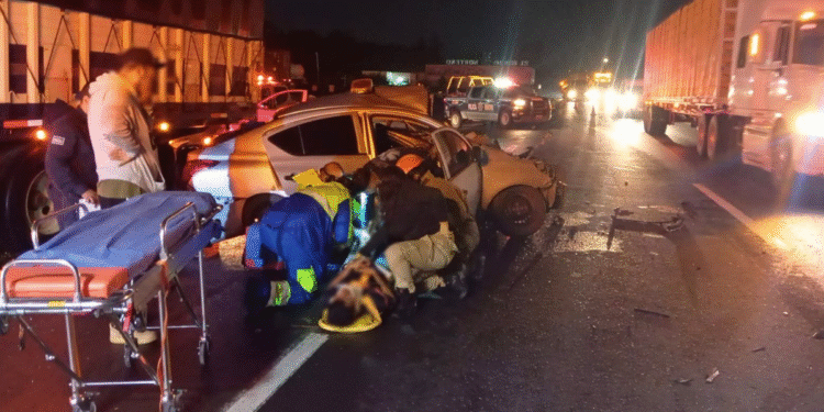 Cuerpos de emergencia de Tlajomulco rescataron a un hombre prensado tras choque en el Kilómetro 40